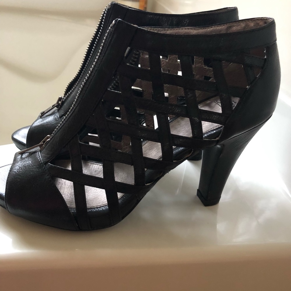 Black pumps